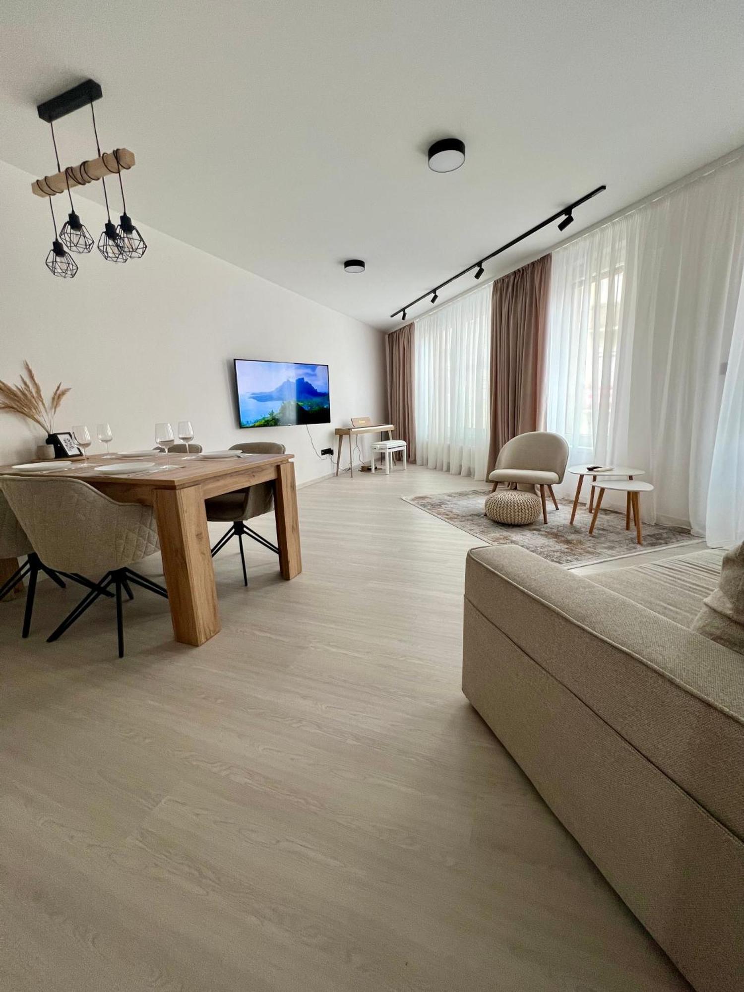 Skau Piano Family & Business Free Parking Pressburg